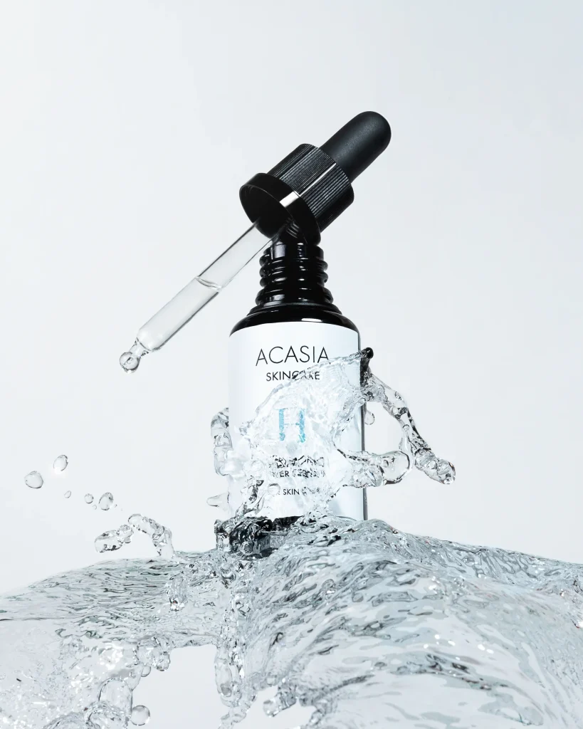 Produktfoto med vatten för Acasia Skincare. Sköneskog Studio med professionell ljussättning