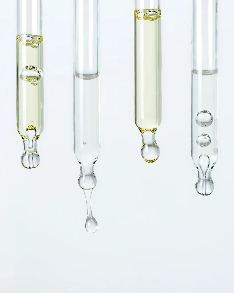 Close up pipetter på Acasia Skincares produkter