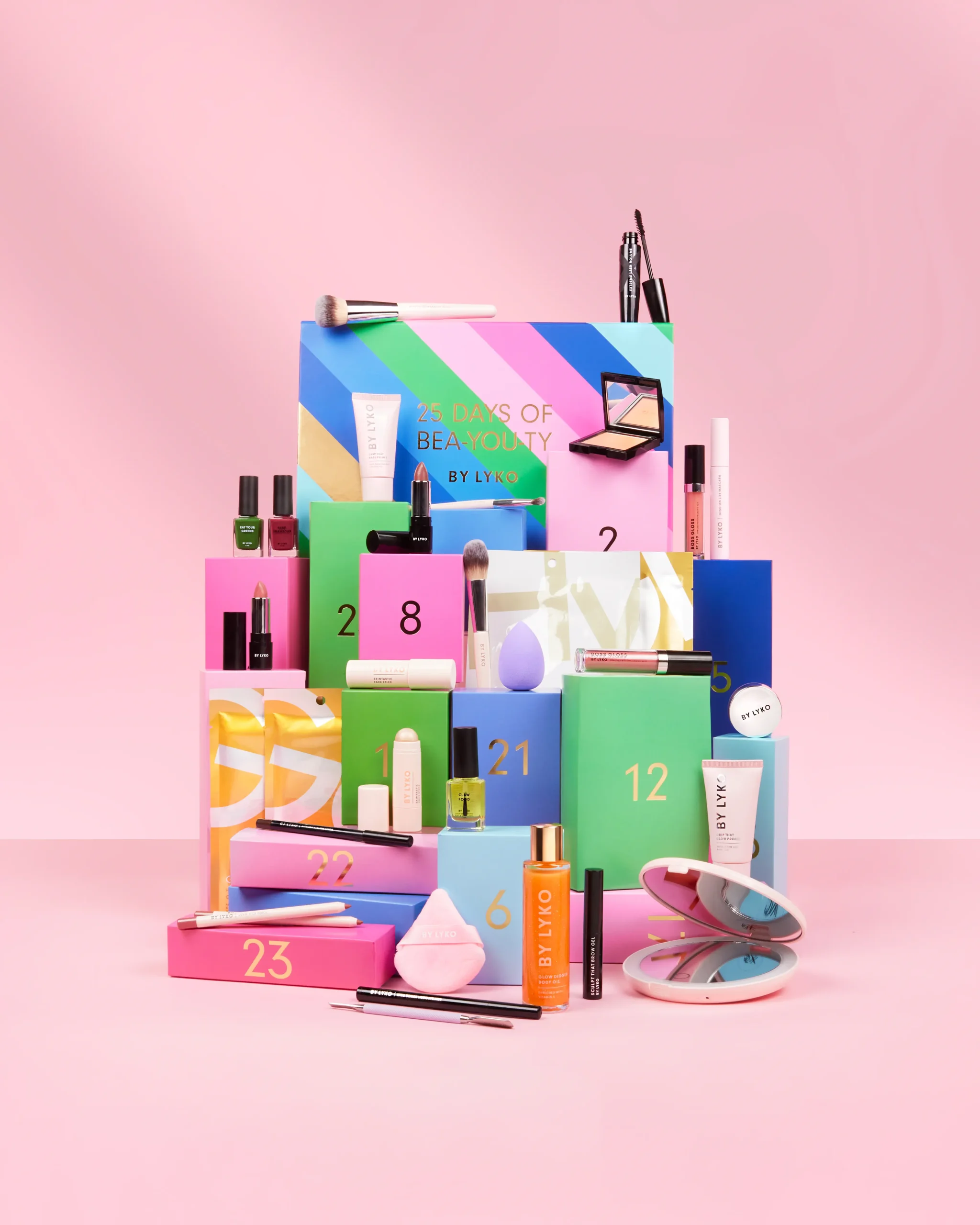 Professionell produktfotografering av By Lyko Magnetic Mango-serien. Bilden är tagen uppifrån (flatlay) i en studio och visar body lotion, shower gel och scrub omgivna av färsk mango och passionsfrukt. Skapad av en content producer i Stockholm med fokus på skönhetsprodukter och lifestyle-estetik.
