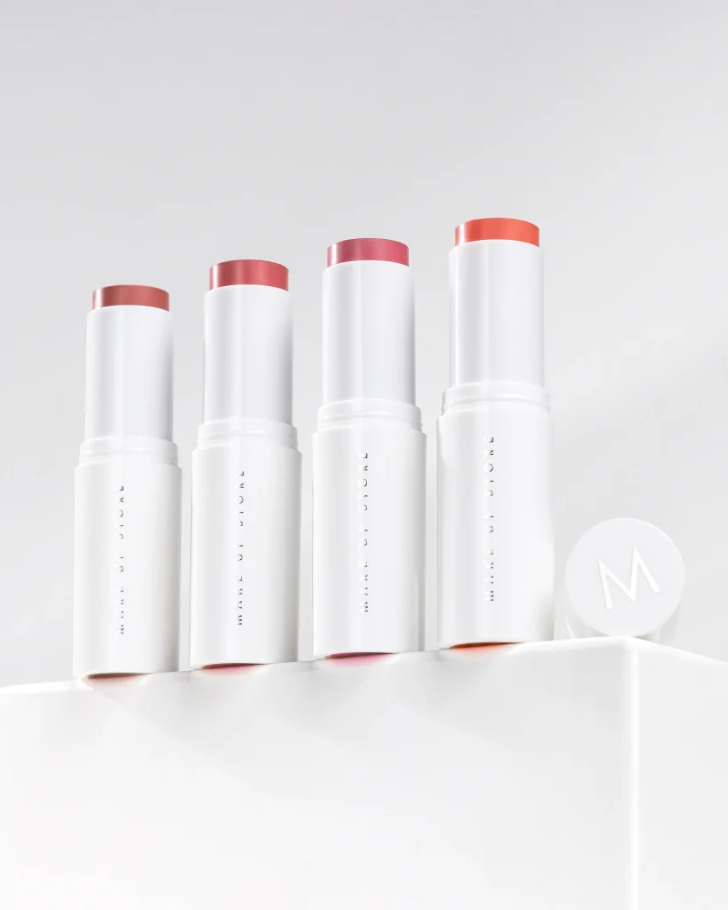 Monokrom produktfotografering av Make Up Store bronzer i en varm brun studioinställning. Stilren och minimalistisk kosmetikbild med fokus på symmetri och eleganta skuggor, perfekt för sociala medier och lyxig marknadsföring.