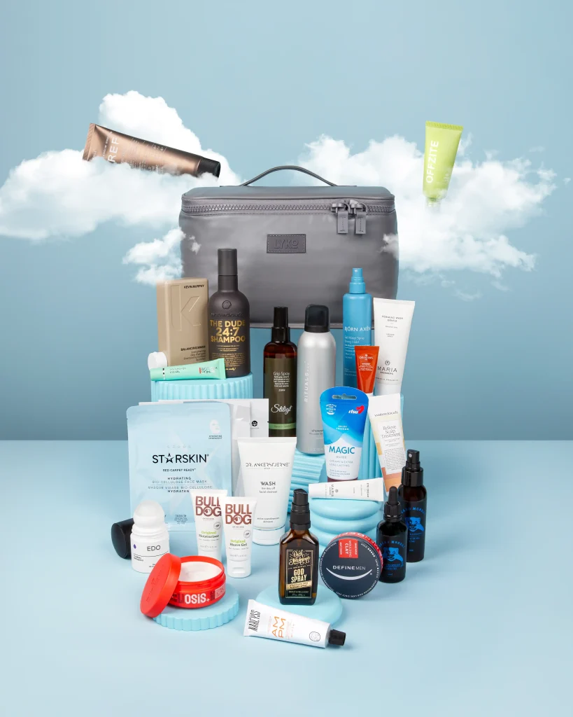 Konceptuellt produktfoto av Lykos skönhetsbox för män. En lekfull och modern styling med molneffekter och ett brett sortiment av kosmetikprodukter. Högupplöst content för sociala medier och digital marknadsföring.