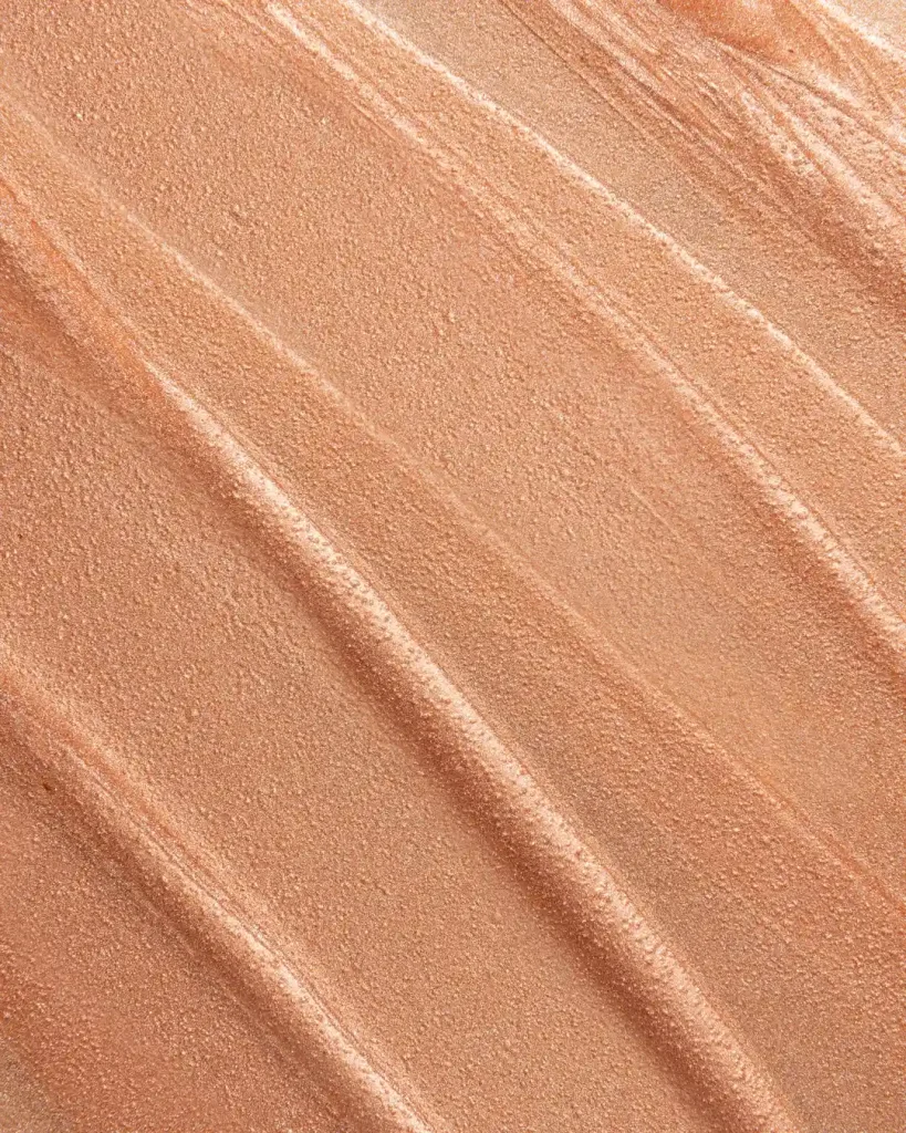 Closeup på Ply Skin Beam Drops flytande bronzer/highlighter-textur i en varm guldton. Kreativt content för skönhetsvarumärken som vill visa produktens finish och pigmentering på webbshoppar och sociala medier.