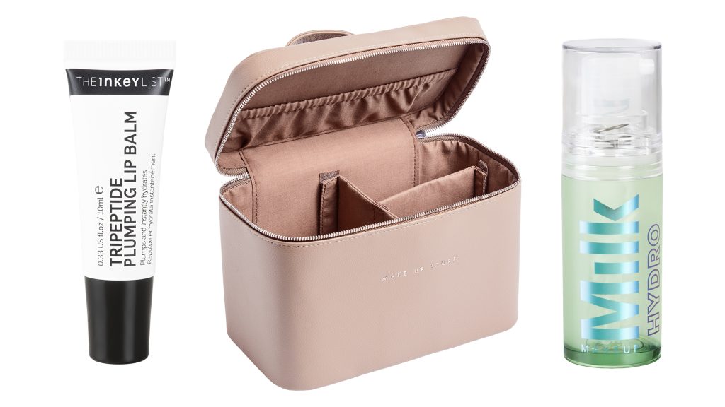 En stilren komposition av hudvård och smink: Tripeptide Plumping Lip Balm från The Inkey List, en öppen ljusbrun necessär i veganskt läder och Milk Makeup Hydro Grip Primer.