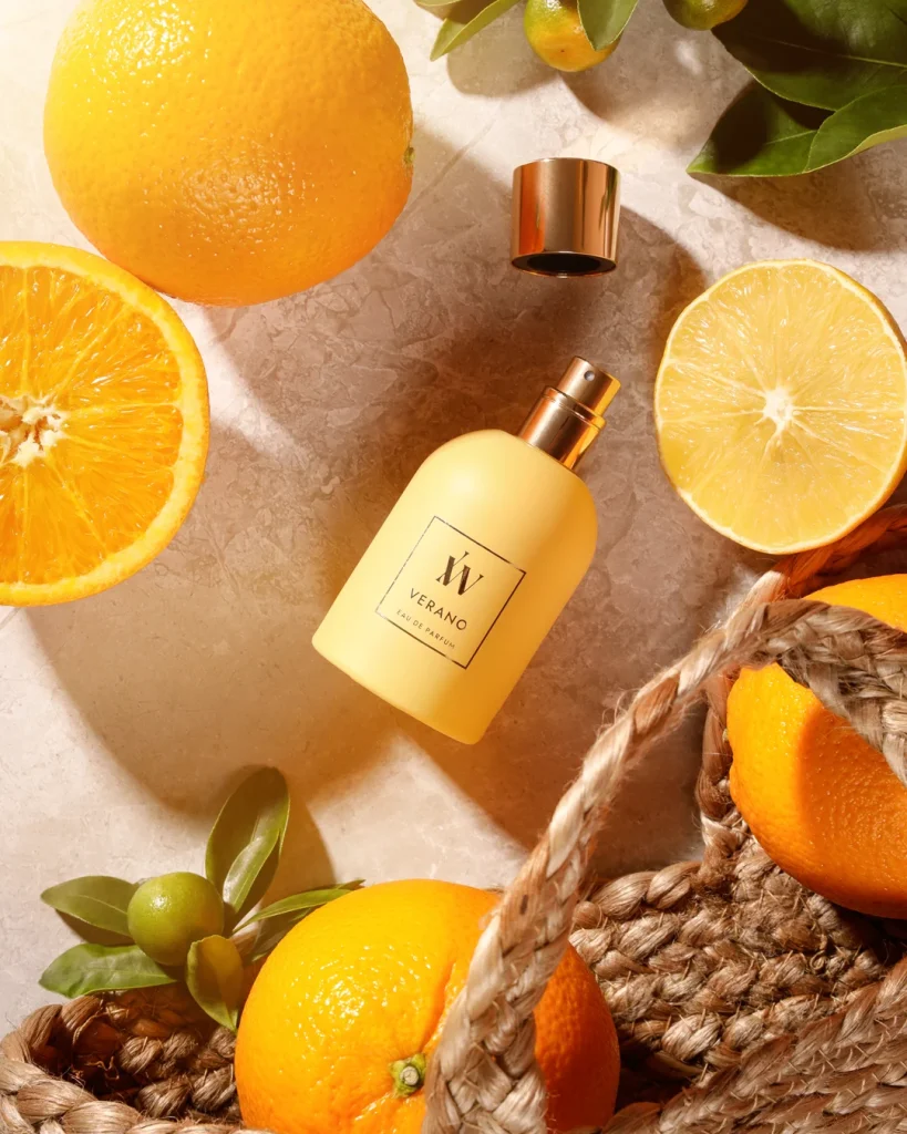 Ida Warg Beauty parfym fotograferad i studio med färsk frukt och dynamisk styling. Professionell bildproduktion för kosmetik och doftnoter som förmedlar fräschör och energi. Högkvalitativt content för e-handel och sociala medier.