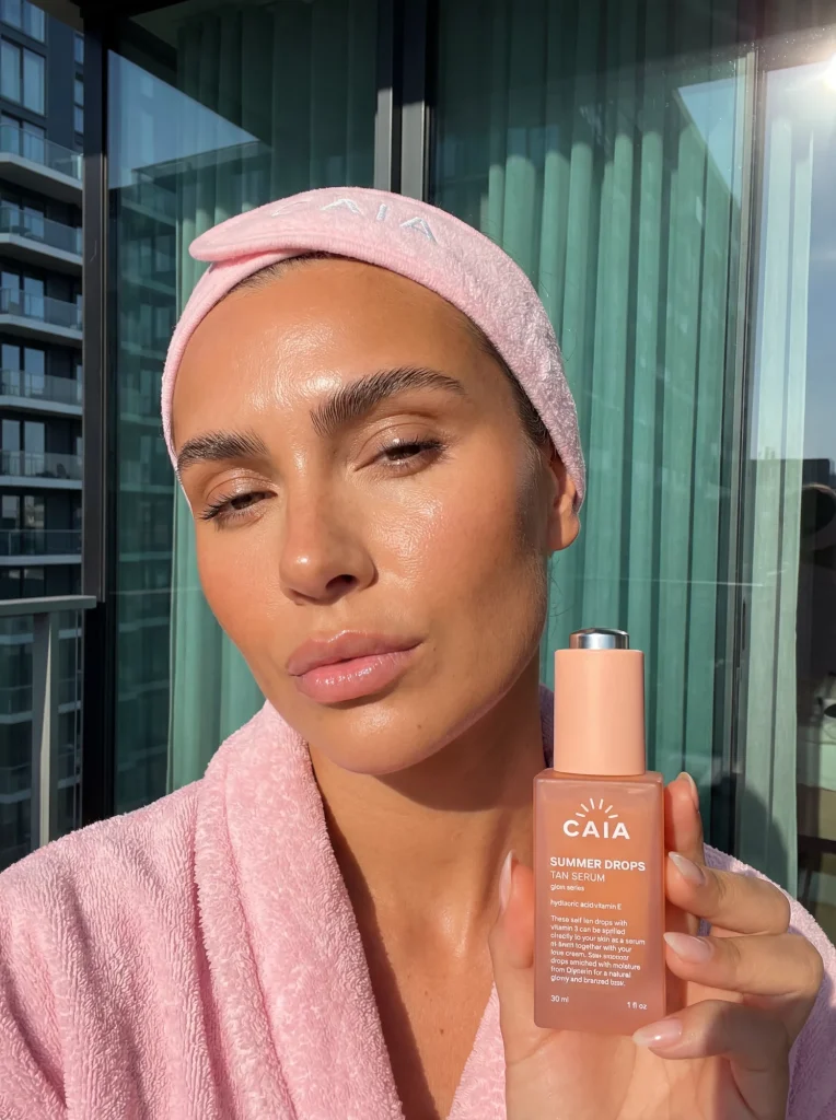 AI-genererad UGC-bild på en tjej som använder CAIA Summer Drops Serum, skapad för en nano-influencer-kampanj av Sköneskog Studio.