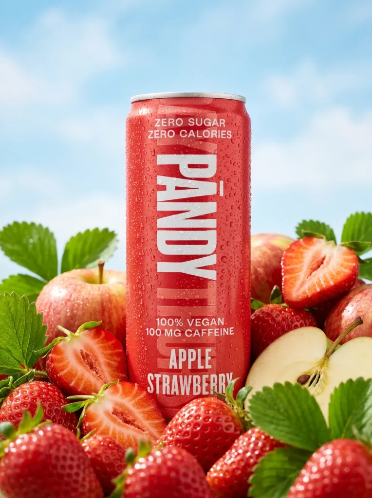 Pandy energidryck med smak av äpple och jordgubbe omgiven av färsk frukt, AI-genererad livsstilsbild för e-handel.