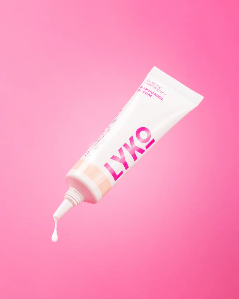 Bakuchiol serum från LYKO. Rosa härlig studiobakgrund.